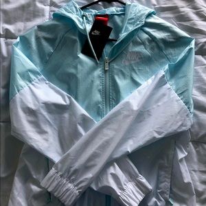 NWT Nike Women’s Hooded Windbreaker Size M